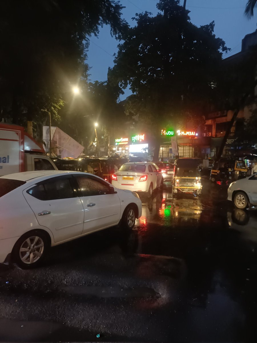 Copavinash's tweet photo. This "Udupi Te Mumbai" hotel causing heavy traffic jam at Garware Chowk, Vile Parle East as customers park their vehicles, make illegal UTurn. This happens every evening.
@MumbaiPolice 
@vlpresidents 
@OurVileParle 
@vlpvrikshamitra 
@PrabodhanParle https://t.co/anYBrv6AD5