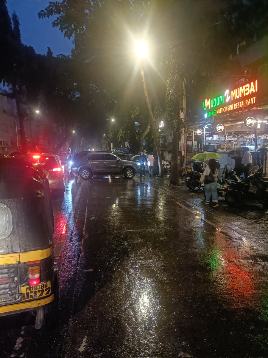 Copavinash's tweet photo. This "Udupi Te Mumbai" hotel causing heavy traffic jam at Garware Chowk, Vile Parle East as customers park their vehicles, make illegal UTurn. This happens every evening.
@MumbaiPolice 
@vlpresidents 
@OurVileParle 
@vlpvrikshamitra 
@PrabodhanParle https://t.co/anYBrv6AD5