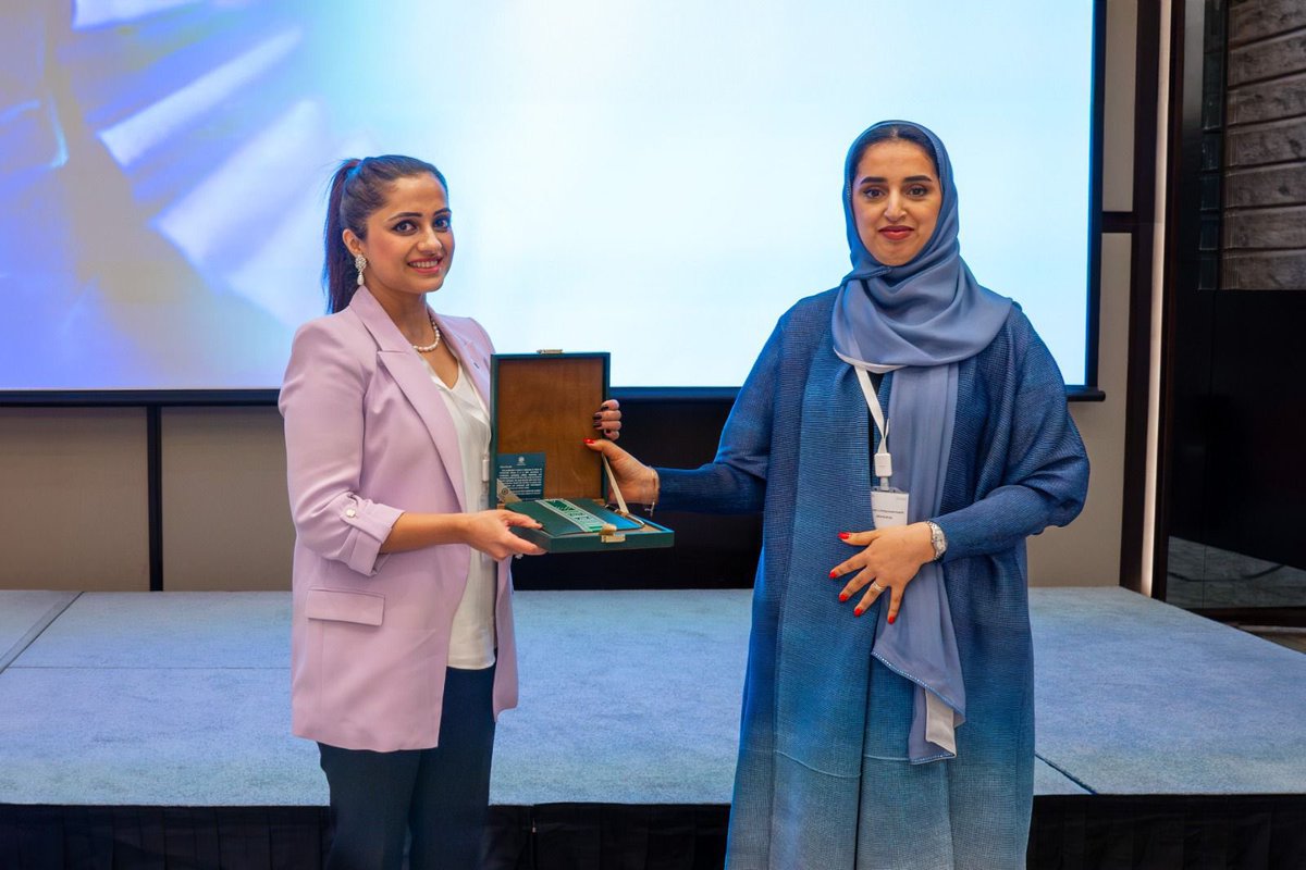 Fiza_Farhan's tweet photo. To regional collaborations, cross-pollination of best practices, exchanging cultural wisdom and strengths, co-creating pathways to support each other & collective action to further accelerate the momentum on #womenempowerment!! 

Oman you were fantastic, look forward to seeing you again soon  🇴🇲 ❣️ 🇵🇰