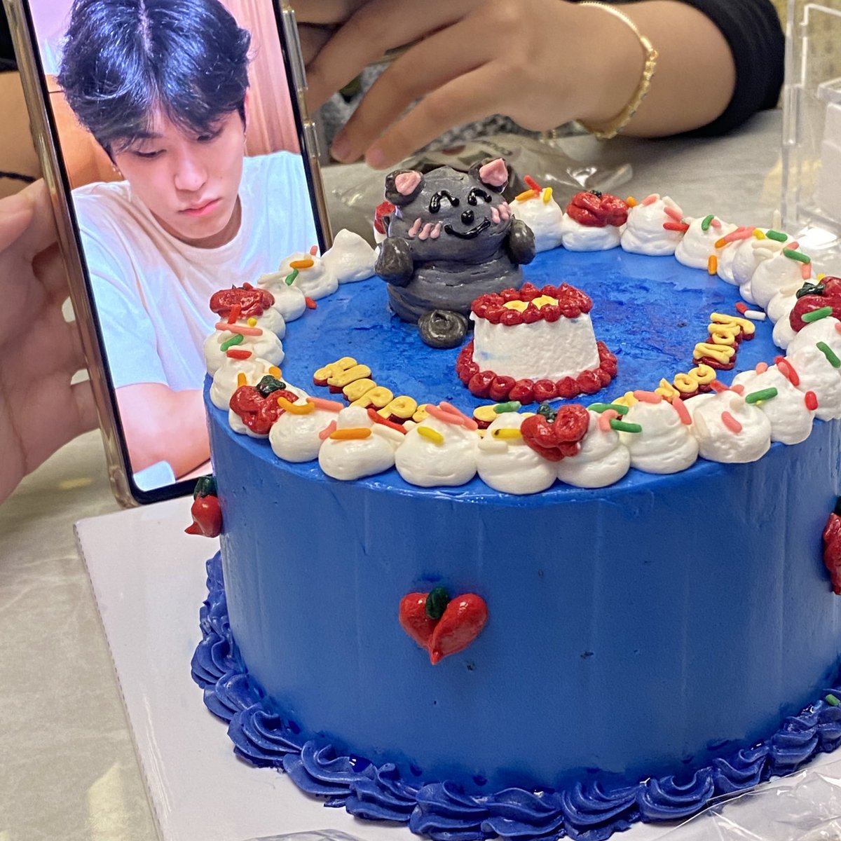 goi2skrr's tweet photo. the CUTEST cake ever 🤍🥺🤍 https://t.co/eswcq9mwqZ