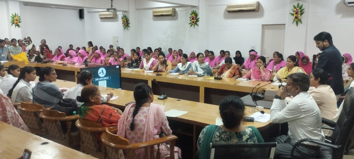 मिशन शक्ति फेज-5.0के अंतर्गत आज दिनांक 9 .10 .2024 को घरेलू हिंसा व कार्यस्थल पर महिलाओं के साथ  लैंगिक उत्पीड़न (निवारण ,प्रतिषेध और प्रतितोष )अधिनियम 2013 पर अभीमुखीकरण  कार्यक्रम
#IGCD2024 #EndingDomesticViolence
<a href="/UPGovt/">Government of UP</a> <a href="/UPMahilaKalyan/">UP Mahila Kalyan</a> <a href="/dm_kannauj/">District Magistrate, Kannauj (Official)</a>