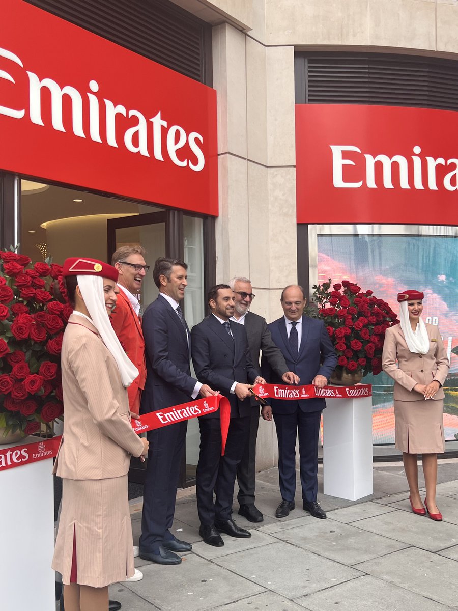 إفتتاح مكتب مبيعات طيران الإمارات الجديد في لندن بحضور سعادة منصور بالهول سفير الدولة لدى بريطانيا وسعادة عدنان كاظم نائب الرئيس للشؤون التجارية في طيران الإمارات"بالتوفيق إنشالله 🇦🇪