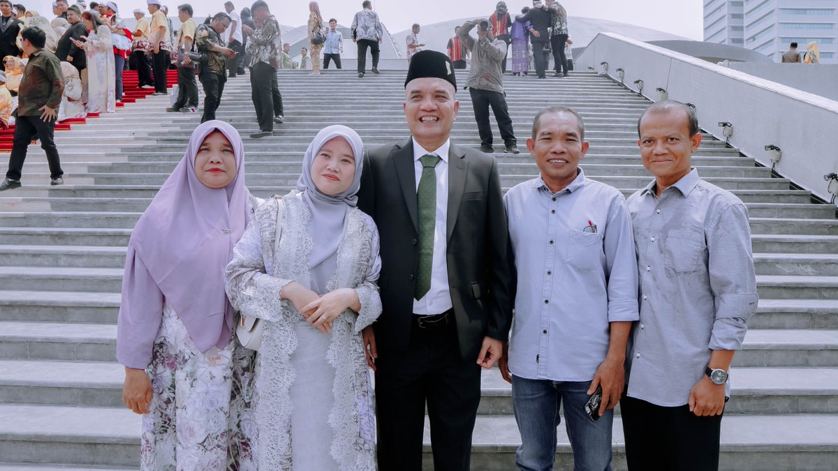 Marwan_Dasopang's tweet photo. Moment Pelantikan Anggota DPR RI Periode 2024-2029 yang dihadiri oleh keluarga dan tim dari dapil Sumatera Utara II. Terimakasih atas support dan doanya.
#marwandasopang #dprri #fpkb #keluarga #timsolid #sumaterautara https://t.co/DudEbn80FC