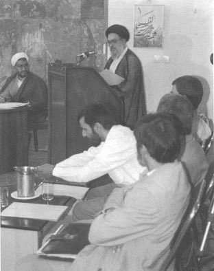 شاید این لحظه آغاز بحران امروز ایران است:

زمانی که محمود احمدی نژاد در دادگاه روزنامه سلام در ۷۸ در جایگاه شاکی خصوصی موسوی خوئینی‌ها می‌نشیند. 

او با شناخت از گسلهای بین مسوولین نظام خود را به عنوان فردی با قابلیت زدن مدعیان نسل اول معرفی کرد و ۶ سال بعد به نبرد هاشمی رفت.