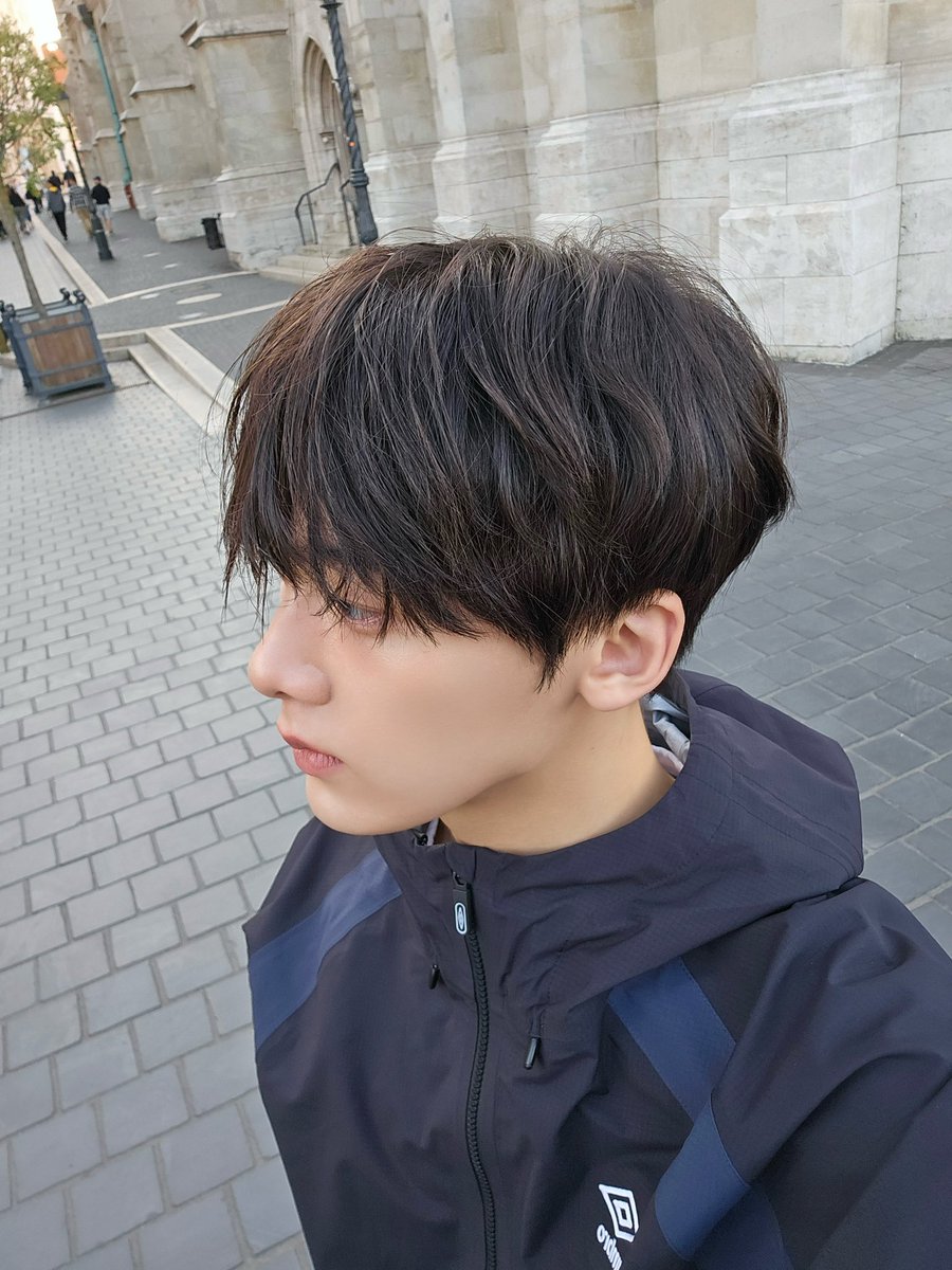 offclASTRO's tweet photo. 로하~아직 팬콘에서 못빠져나오고있어??크크크
나도 로하랑 또 만나고싶네~~ 나는 드라마촬영중인데 날씨가 넘나좋다 창문열고 밤 공기 한번 맡아봐요~~💜 https://t.co/vY2e0MJEqQ