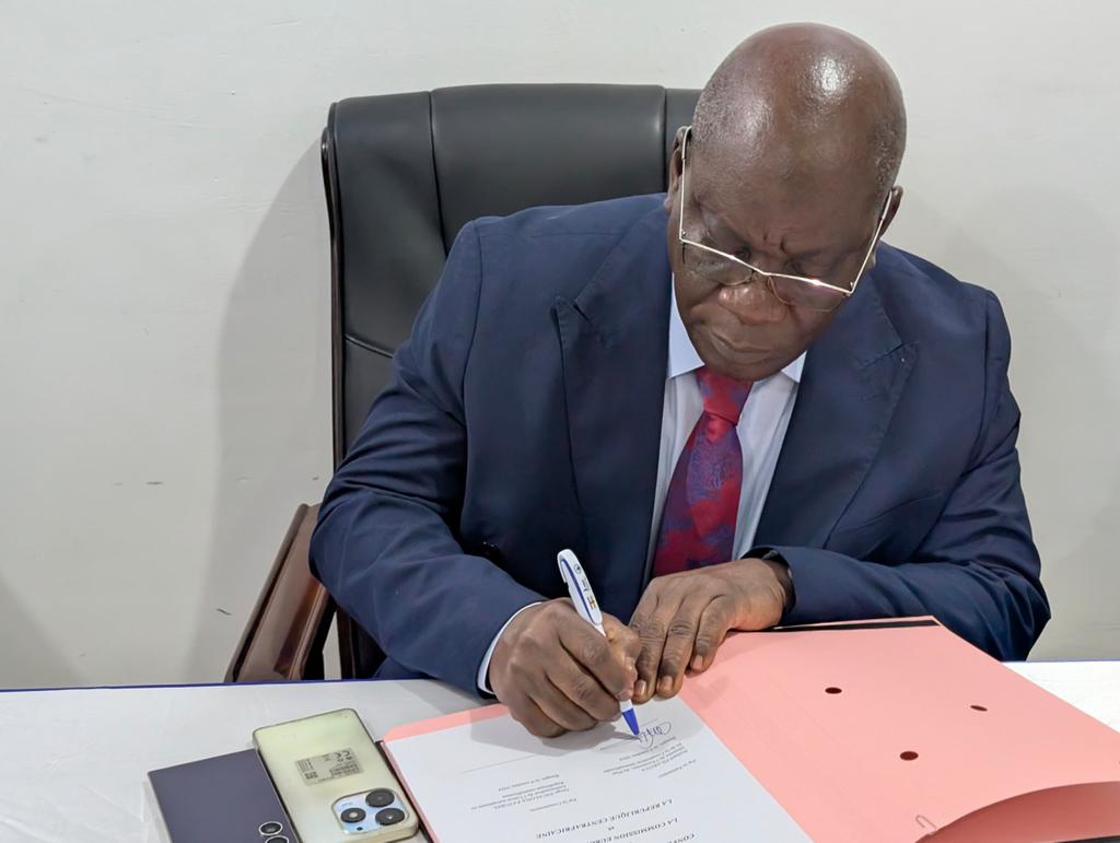 UE_Centrafrique's tweet photo. 🔵 Avec un financement de 10M€ de l'UE, le MEPCI et le MATDDL signent une convention pour moderniser l'état civil en #RCA. 540K actes de naissance seront délivrés, renforçant la transparence et l'efficacité des services publics. #Modernisation #BonneGouvernance #UE https://t.co/0QfwURwo5y
