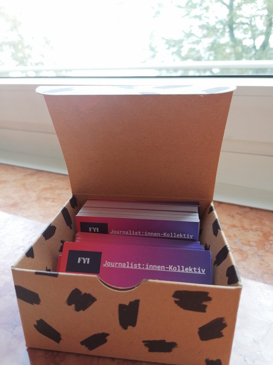 Wer das Kollektiv treffen möchte, findet uns morgen bei rethink media im MQ, wo <a href="/NadjaRiahi/">Nadja Shirin Riahi</a> spricht, und am Montag bei der 10 Jahresfeier der <a href="/FreischreiberAT/">Freischreiber:innen AT</a>. Gute Gelegenheiten auch die frischgedruckten Kontaktkärtchen auszuführen :)