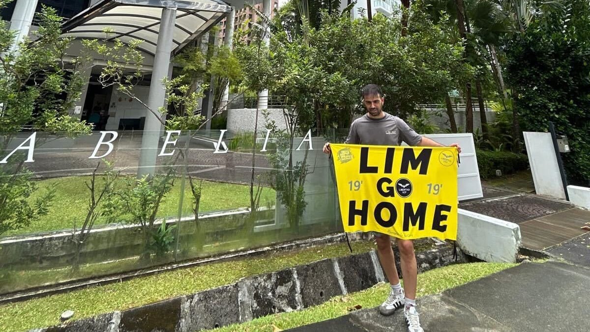 ChannelNewsAsia's tweet photo. Singapore police investigating Spanish couple over protest against Valencia owner Peter Lim https://t.co/Eyj55RrUuD https://t.co/UgPZNZI9sR
