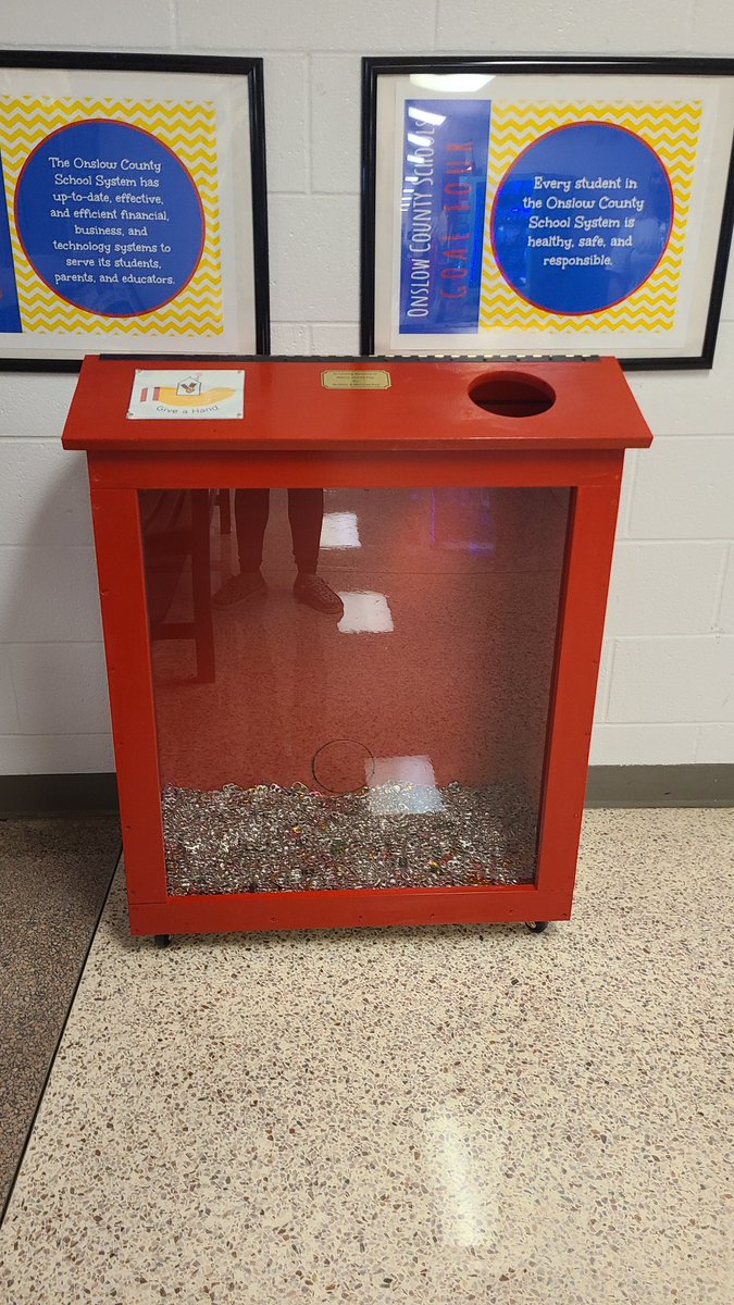 A special thank you to our Title One Reading Teacher-Melissa Foy and her husband, who has generously constructed a beautiful collection house for our school! This house will be used to gather tabs that we will send to the Ronald McDonald House, supporting families in need. 💛