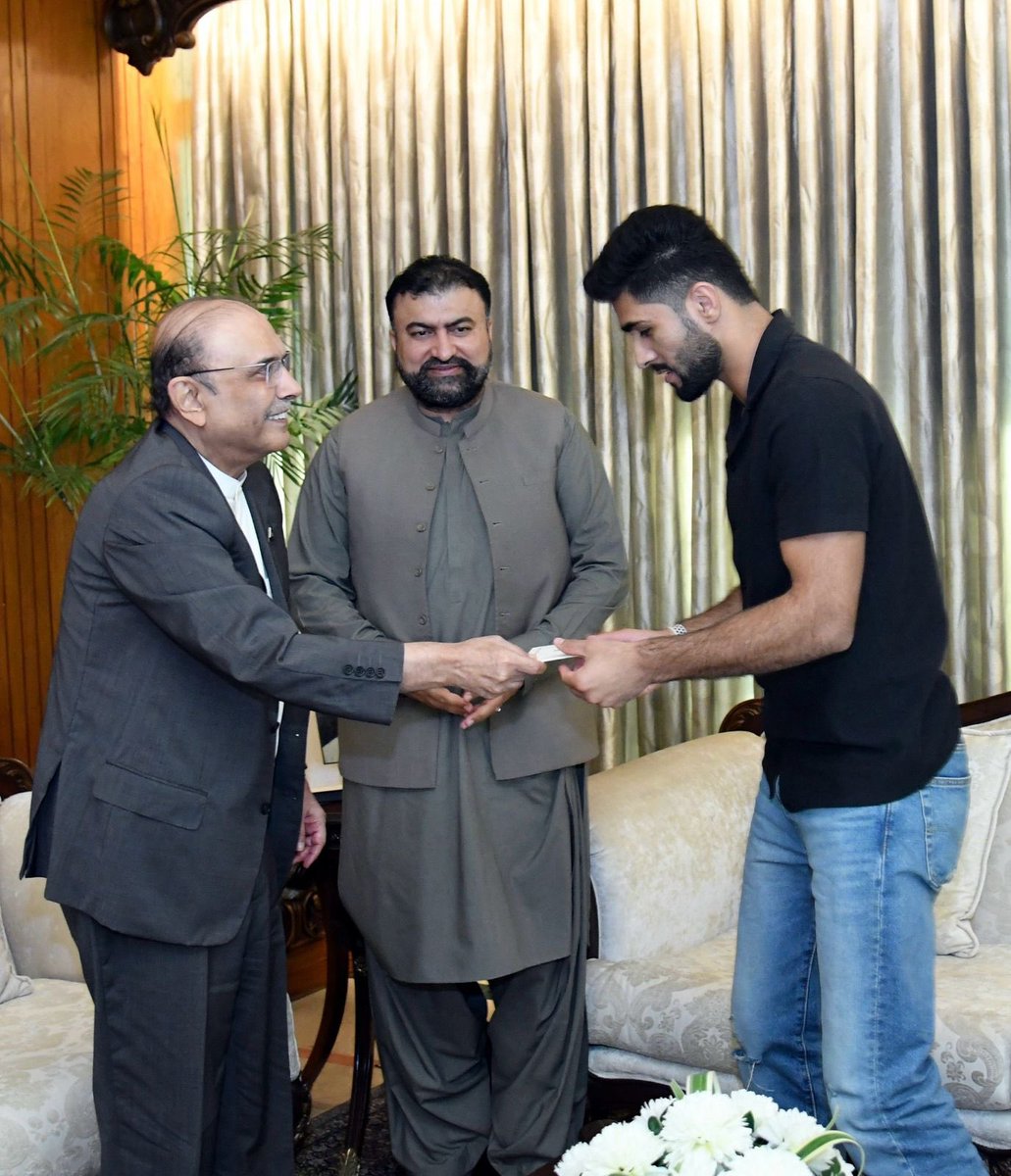 MediaCellPPP's tweet photo. President @AAliZardari presenting a cheque of Rs. 100 million to Mr. Shahzaib Khan, who won World Champion Karate Combat in Singapore, at Aiwan-e-Sadr. The Chief Minister of Balochistan @PakSarfrazbugti was also present on the occasion. https://t.co/T0yErGSOUZ