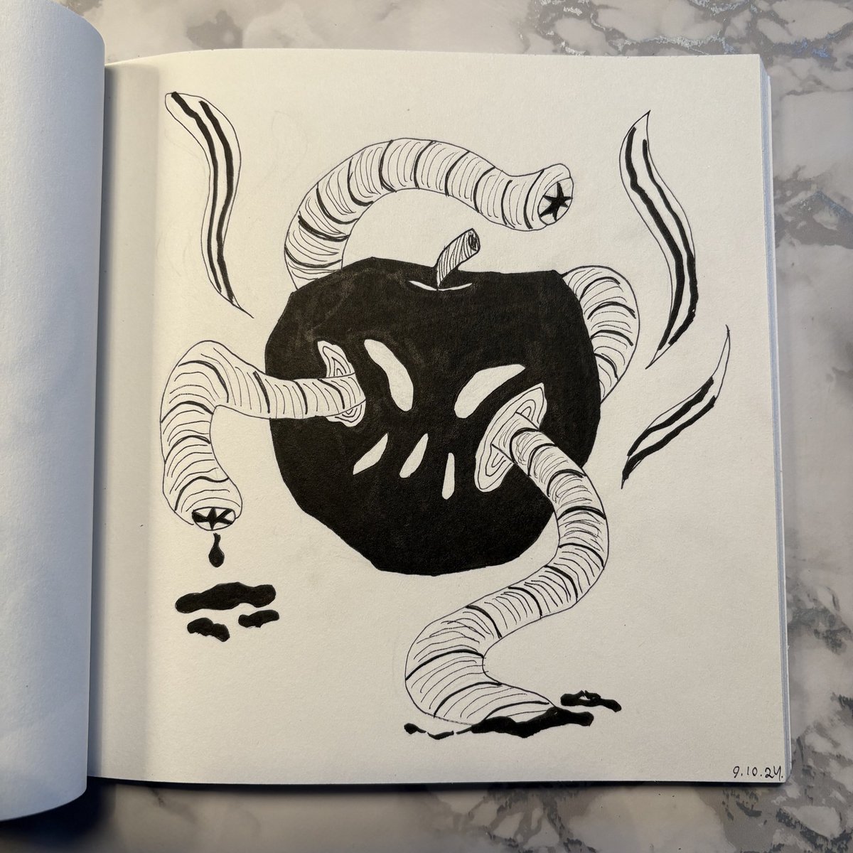 JulieAllNighter's tweet photo. Apple 🍎🪱
#inktober #inktober2024 https://t.co/AMHmbT4pDR