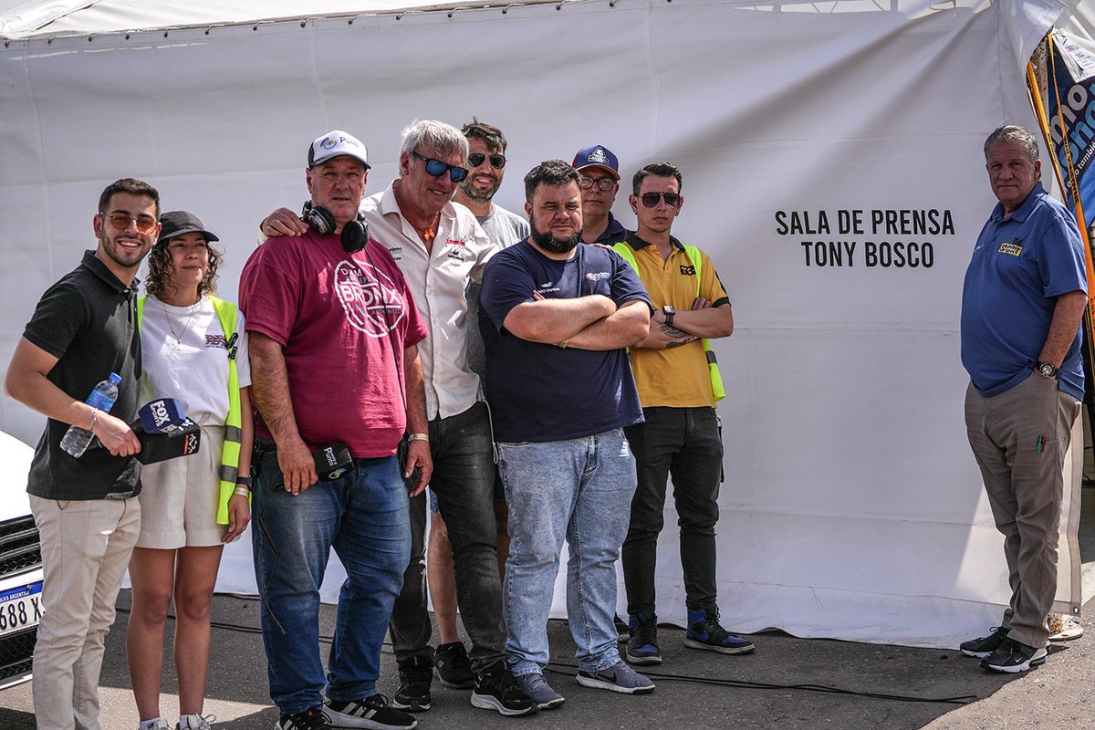 El finde en el Villicum, la sala de prensa del <a href="/prensatn/">TN</a> llevó el nombre de Tony Bosco en homenaje al reportero gráfico fallecido recientemente. También hubo una nota en grilla.

Felicitaciones por eso, y por ser la única categoría que no perdió la memoria.

📸<a href="/StefanoLaRosa/">Stefano La Rosa</a>