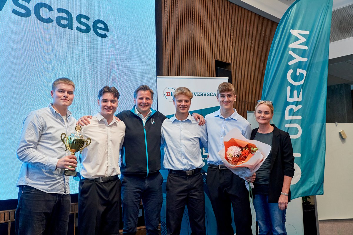 De nye danmarksmestre i Erhvervscase er kåret! 🙌🎉🎈 Stort tillykke til Mathias, Lucas, Mathias og Alexander fra Herningsholm Erhvervsskole &amp; Gymnasier, der imponerede med deres innovative idé om at få flere børn og unge i folkeskolen til at være aktive. Godt gået!