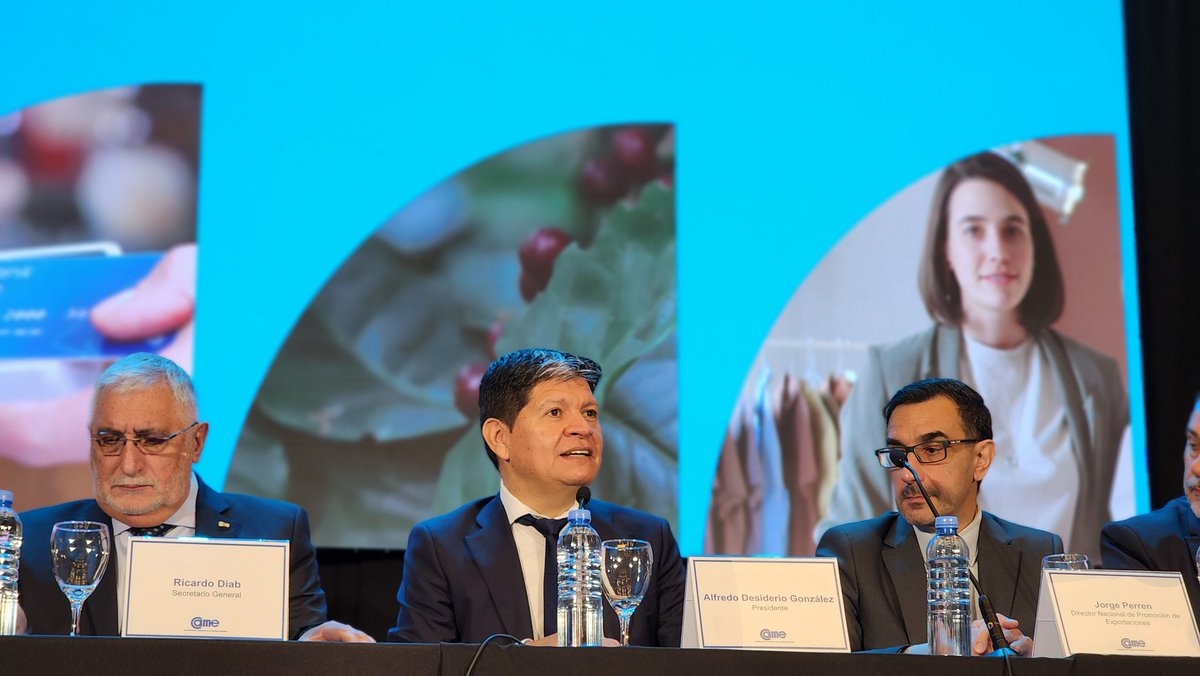 redcame's tweet photo. REUNIÓN FEDERAL DE CONSEJO DIRECTIVO DE #CAME 🇦🇷

Con la participación de más de 100 dirigentes pymes de todo el país, y el acompañamiento de Jorge Perren, director nacional de Promoción de Exportaciones de @Cancilleria_Ar inicia un nuevo encuentro, encabezado por el presidente @AlfredoGZChaco y el secretario general @ricardodiab.

"La experiencia del Centro de Exposición de #CAMEenBrasil 🇧🇷 es formidable", expresa Perren. "Ya estamos trabajando en acciones para el próximo año en materia de promoción, y tendremos en cuenta este trabajo de la entidad y a su vez acompañar a las empresas en su proyección internacional, también hacia otros mercados"

#EsConLasPymes
