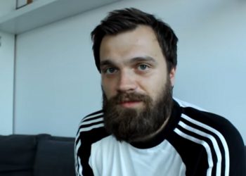Stary na infolinii vs. stary w salonie play