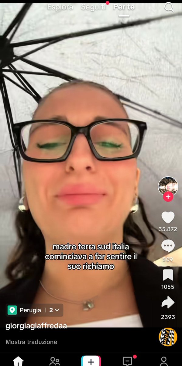 steph_ansia's tweet photo. signori di twitter, possiamo tutti quanti ammirare, alla nostra destra, un grandissimo esemplare di troglodita. Come potete notare, il suo comportamento è tipico di un gorilla ed è una specie molto pericolosa per l'umanità, speriamo con tutto il cuore che essi si estinguano https://t.co/dohlr9dmtj
