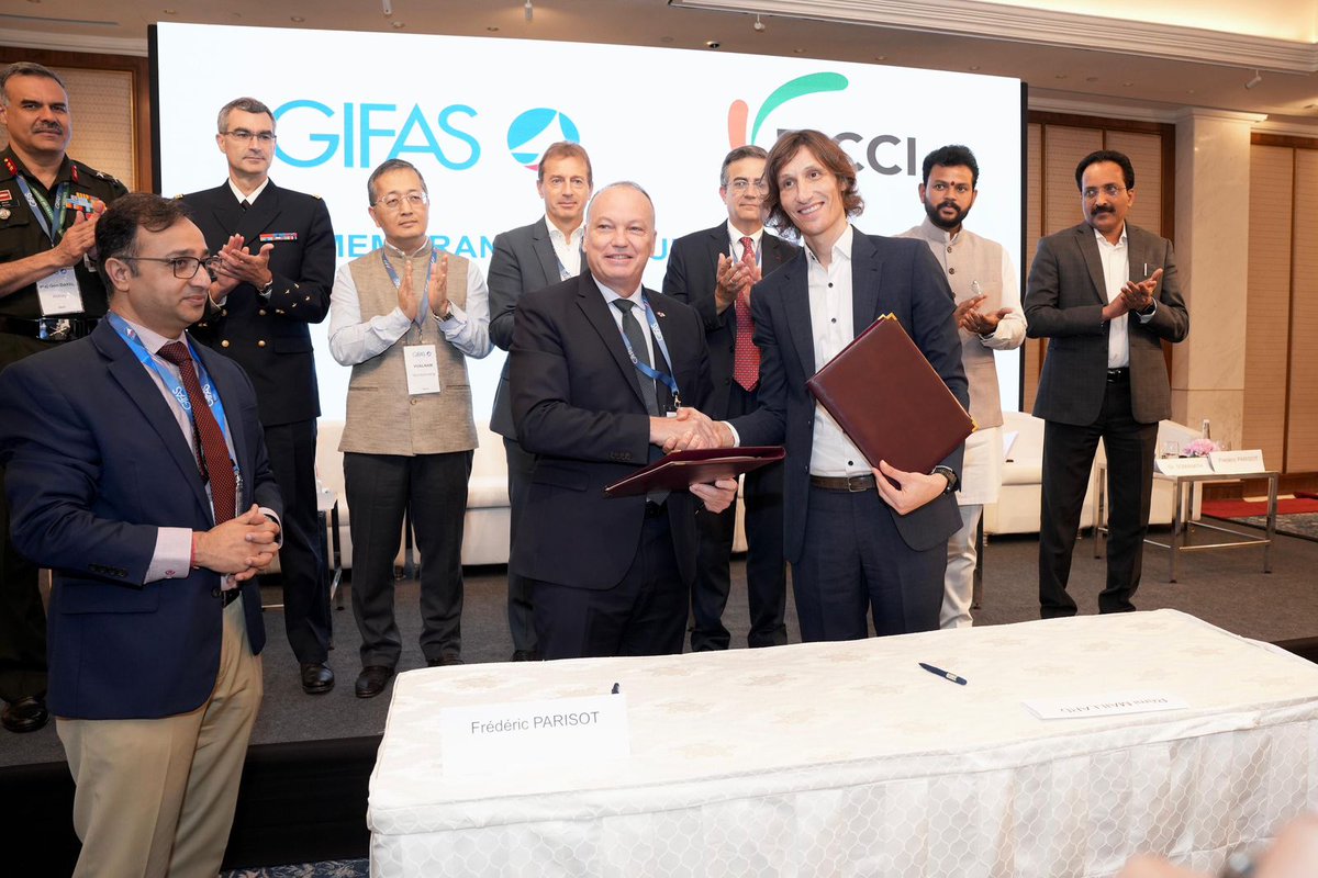 GifasOfficiel's tweet photo. GIFAS 🇫🇷 and @ficci_india, the Federation of Indian Chambers of Commerce &amp; Industry 🇮🇳, have signed a MOU to join their forces in developing the cooperation between France and India in the field of civil #aeronautics. #MakeInIndia 
👉 https://t.co/ZVyEGCvspD https://t.co/okbo1b48PL