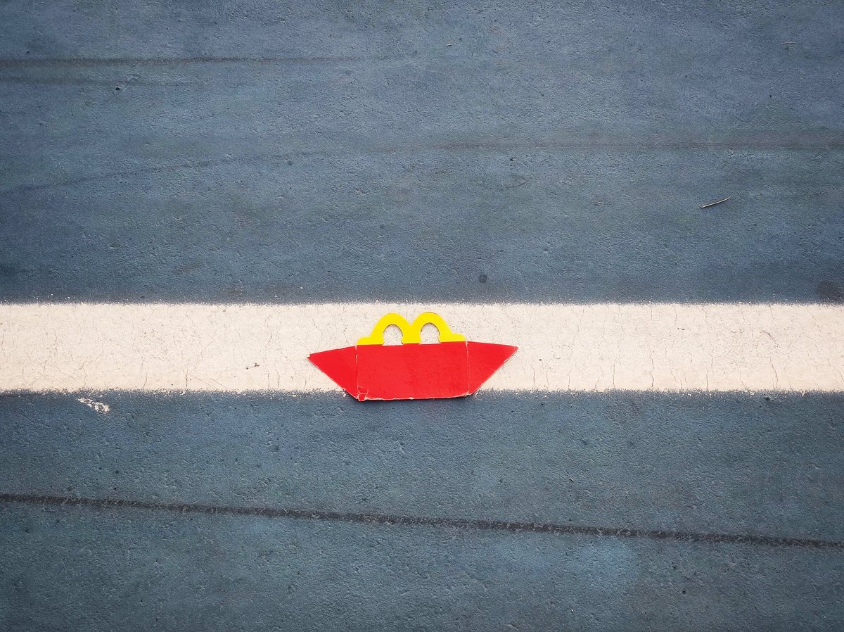 albcampo's tweet image. Mcdonald naviga sulla pista ciclabile.
#rifiuti in città.
#luridi