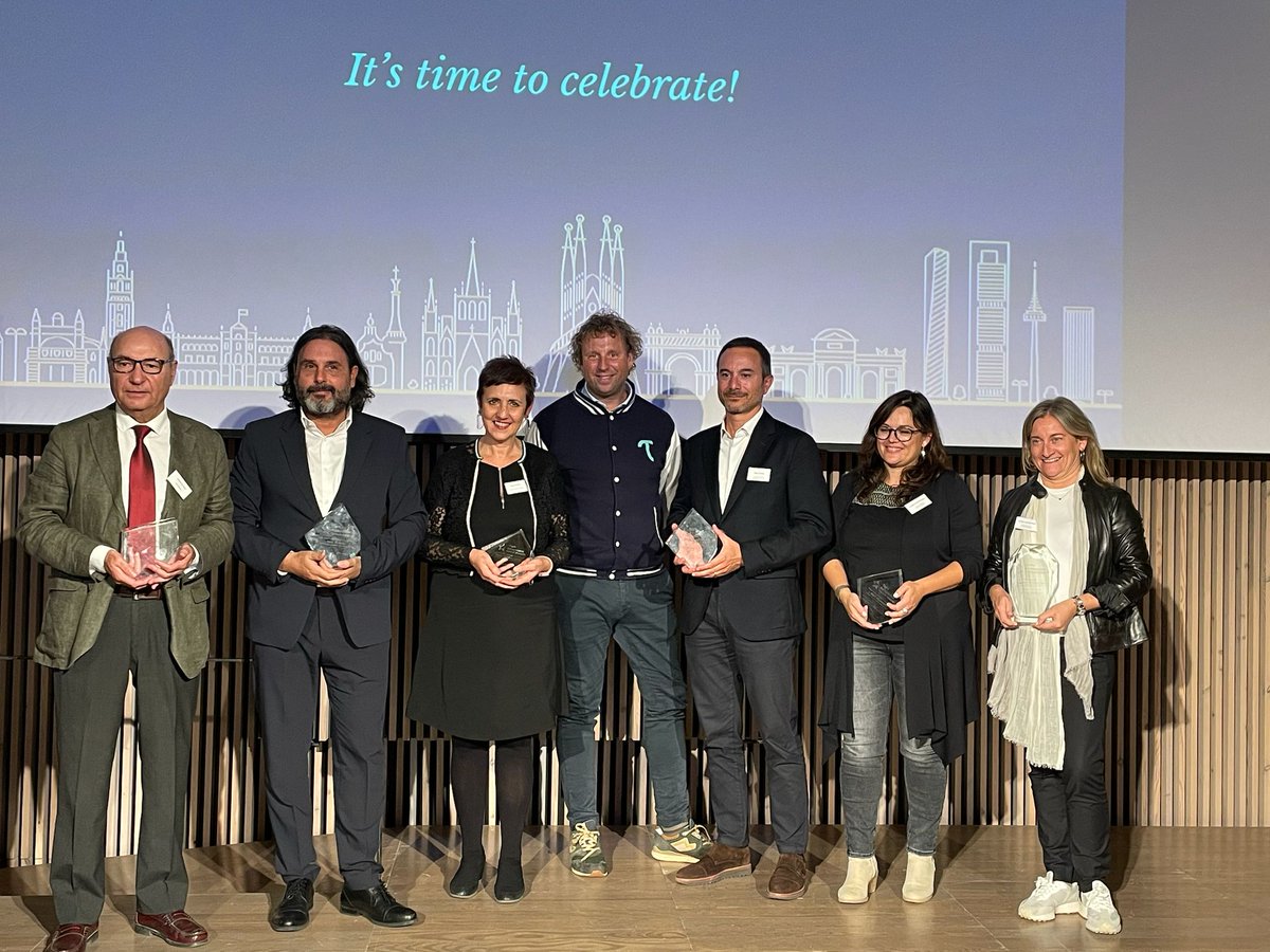 MiradorGlories's tweet photo. 🏅 Ahir es van celebrar els Remarkable Venue Awards 2024 de @Tiqets en el Recinte Modernista de Sant Pau.

Moltes felicitats des del Mirador Torre Glòries a tots els equipaments guanyadors! 👏 @MuseuNac_Cat, @TorresBermejas, @sagradafamilia, @islamagica i @museuprohibit https://t.co/TNiryrrmIE