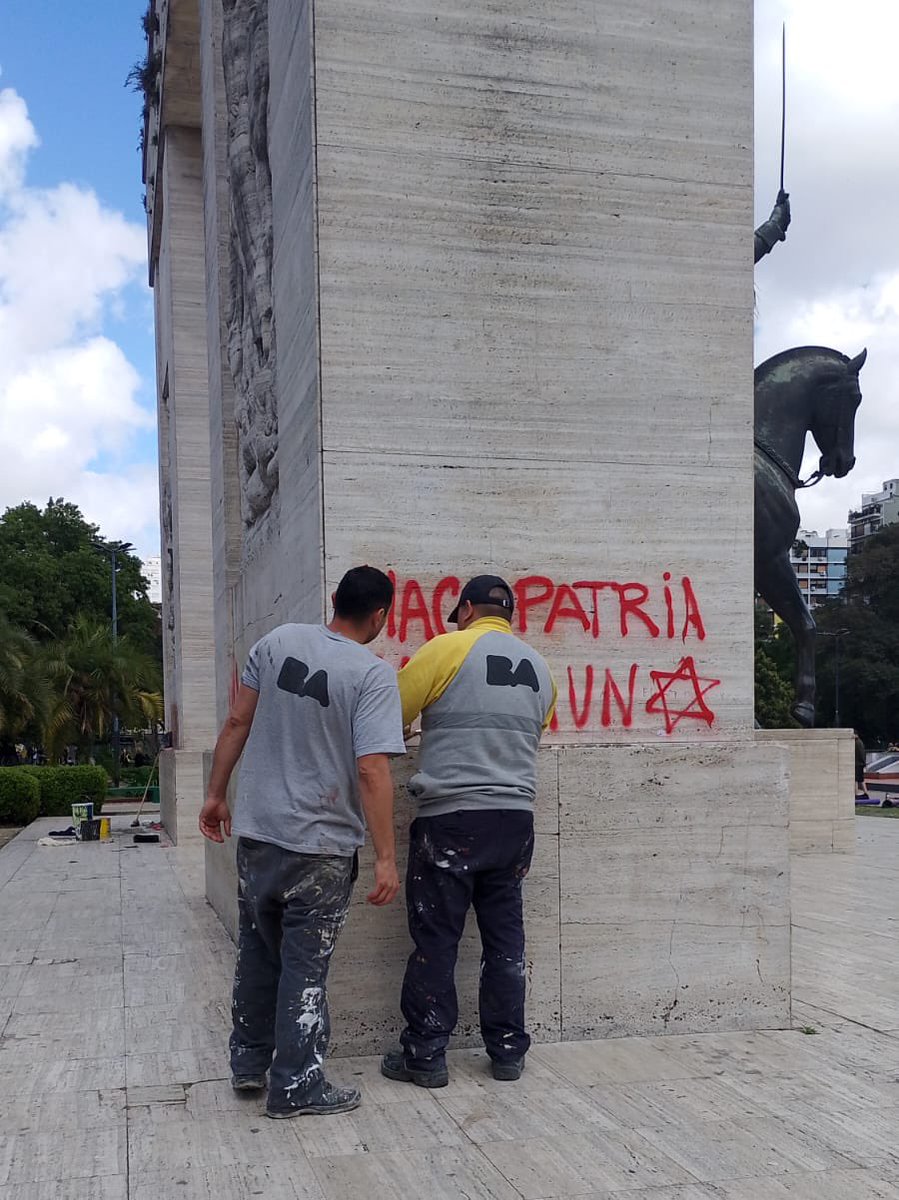 Hoy el Parque Rivadavia amaneció así. Ya estamos trabajando para limpiarlo. La denuncia ya está radicada y vamos a hacer todo lo que esté a nuestro alcance para identificar a estos delincuentes.