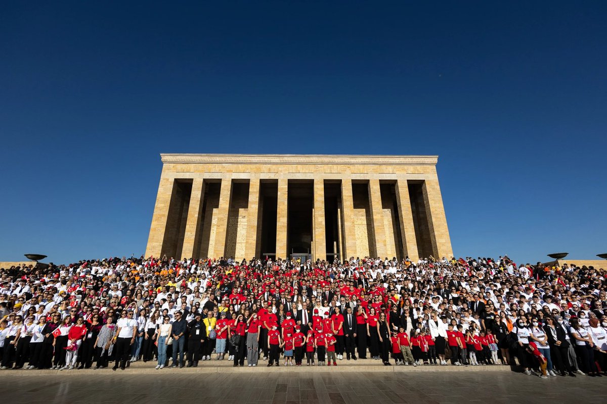 LÖSEV'in lösemi ve kanserle mücadele eden aileleri, iyileşmiş gençleri, yetişkin kanser hastaları ile “Sevgiyi, İyiliği, Umudu ve Mücadeleyi” gittiği her yere taşıyan gönüllü ordusu Atamızın huzurunda!
#5EkimdeLÖSEVleANITKABİRde