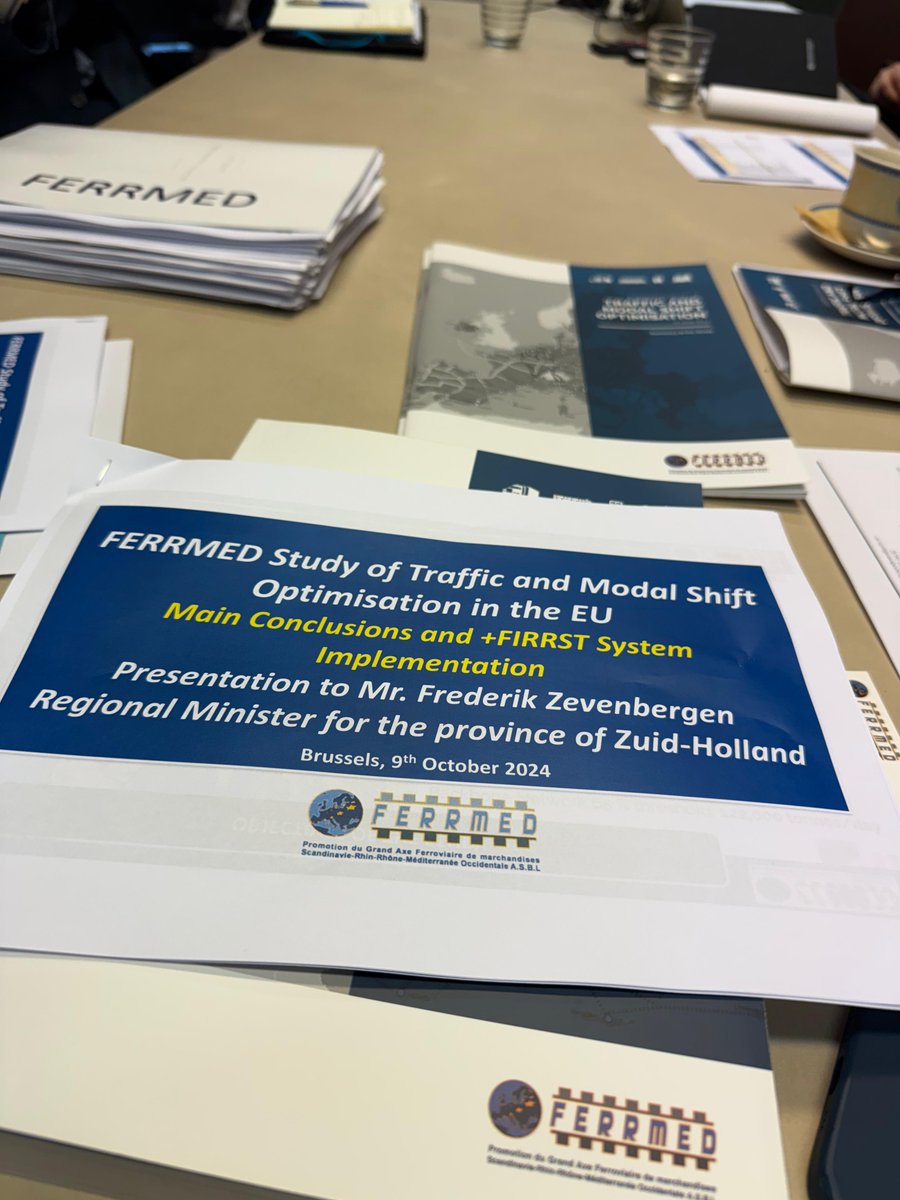 🍊Als <a href="/zuid_holland/">Provincie Zuid-Holland</a> willen we goederentreinen met groente &amp; fruit laten rijden tussen Valencia, R'dam en Oslo.
🚆In Brussel sprak ik Joan Amorós van de Europese spoorclub #Ferrmed. Hij wil net als wij hindernissen weghalen om het Europese spoor te verbeteren voor goederenvervoer.