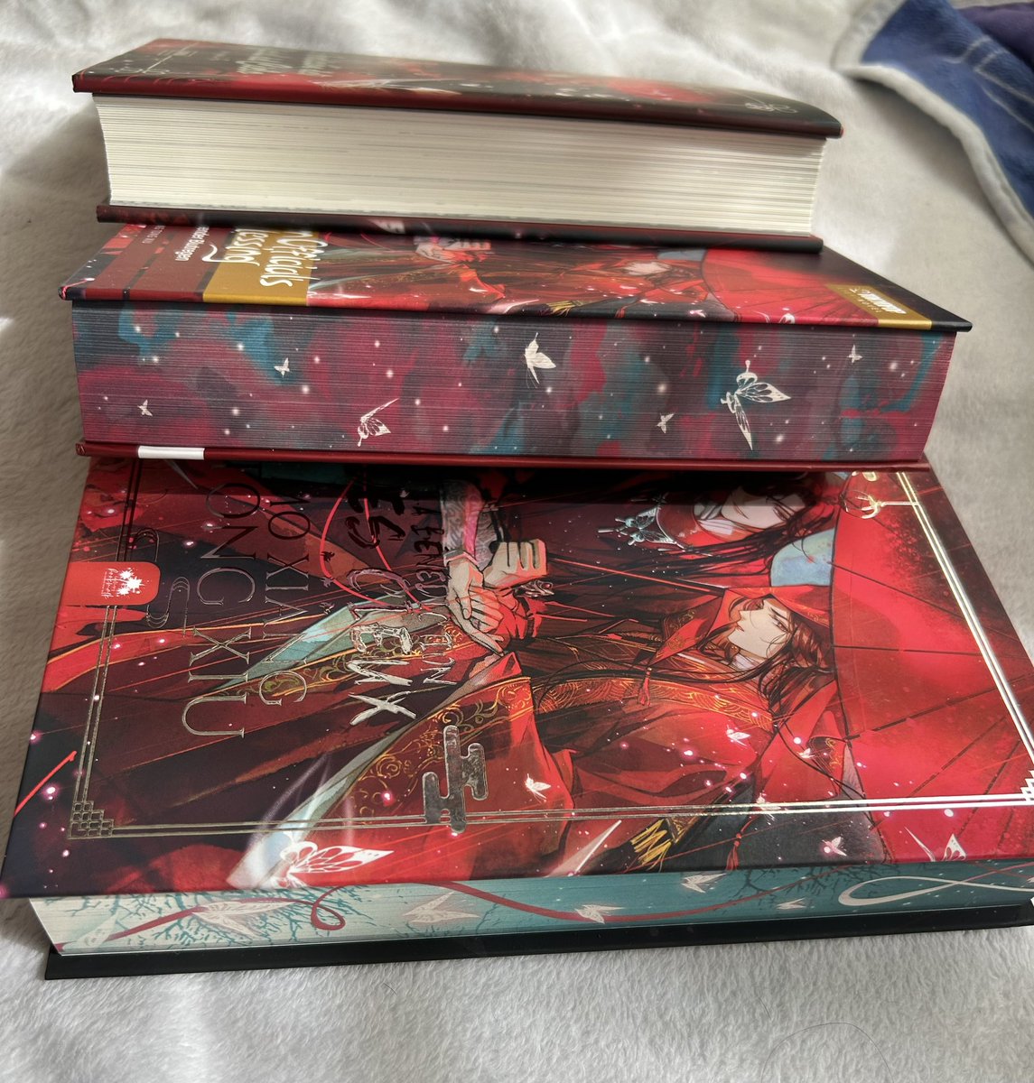 天官賜福1巻の左からスペイン語版、ドイツ語版、フランス語版。 どれも