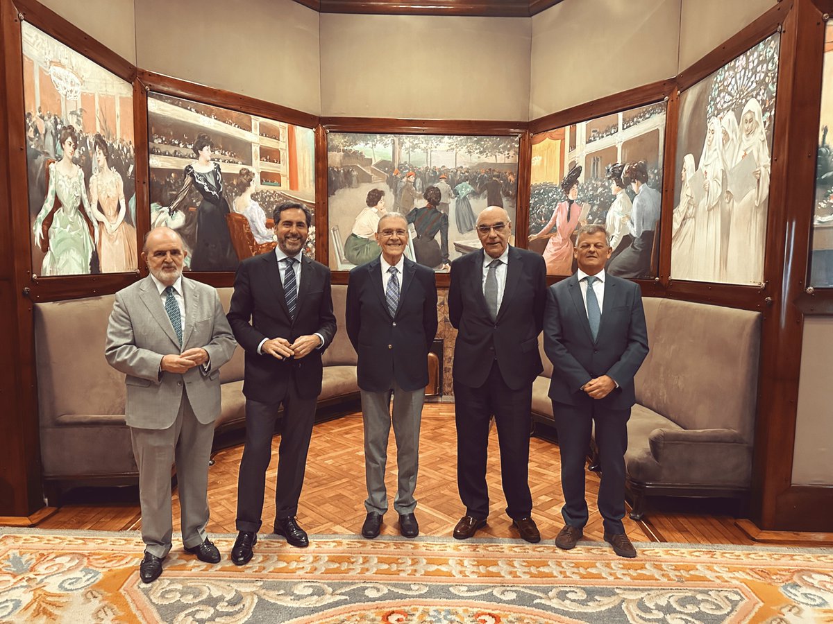 Ayer compartimos un almuerzo-coloquio con el actor y director de teatro Josep Maria Flotats, quien habló de su trayectoria, de su visión de la profesión y del compromiso que el #teatro representa. ¡Fantástico encuentro!

#CírculoDelLiceo #CercleDelLiceu #cultura