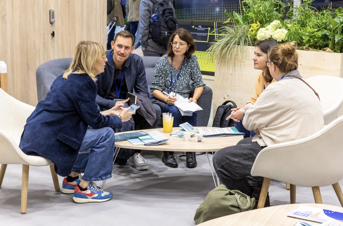 SeguraEmeline's tweet photo. Du 1er au 3 octobre , @EuMoExpo a rassemblé les acteurs du transport public et de la mobilité durable pour la première fois à #strasbourg ! Une délégation belge du SPW Mobilité Infrastructures était présente et a pu échanger avec la Directrice du salon#transport #mobilité #eumo https://t.co/vRGHboysAH