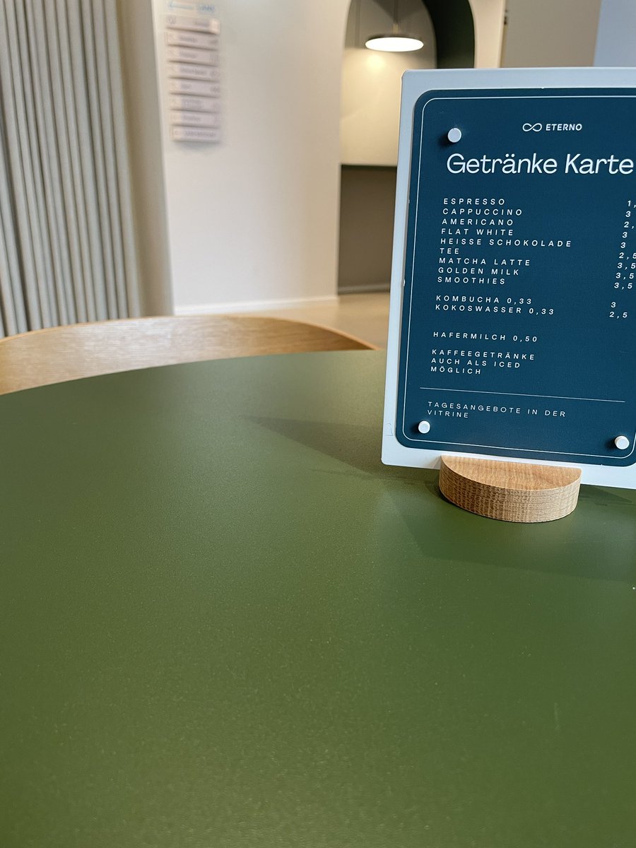 Wo will man am Tag vor der Praktischen Prüfung im Staatsexamen nicht sitzen? Beim Notfallorthopäden mit eigener Diagnose: Ich kann mich nicht mehr bewegen. 

Aber immerhin hat das Wartezimmer ein eigenes Café 🫠