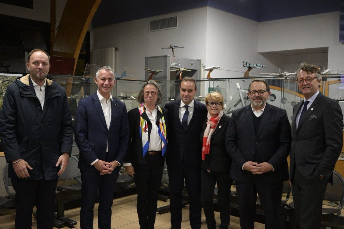 josypoueyto's tweet image. Au sein de la délégation qui accompagnait hier le ministre des armées, nous avons pu notamment vérifier l’excellence des équipes de la #DGA à Biscarrosse avec le premier tir d’essai du système Samp-T.  Le test a parfaitement réussi au bénéfice de notre  défense Sol Air.