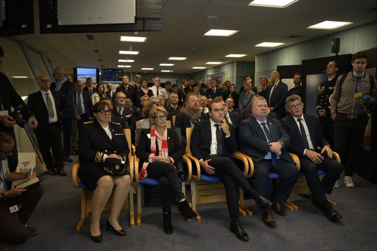 josypoueyto's tweet image. Au sein de la délégation qui accompagnait hier le ministre des armées, nous avons pu notamment vérifier l’excellence des équipes de la #DGA à Biscarrosse avec le premier tir d’essai du système Samp-T.  Le test a parfaitement réussi au bénéfice de notre  défense Sol Air.