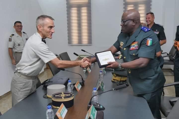 Monafrique8's tweet photo. 🇨🇮🇫🇷 #Cooperationmilitaire
Cérémonie de rétrocession du 43e BIMA entre le général des forces armées #ivoiriennes et son homologue français.
Un geste symbolique qui renforce les liens entre les deux nations et profite au bien-être des populations. 👏👏
#CIV #France https://t.co/j6Eiu9khWo