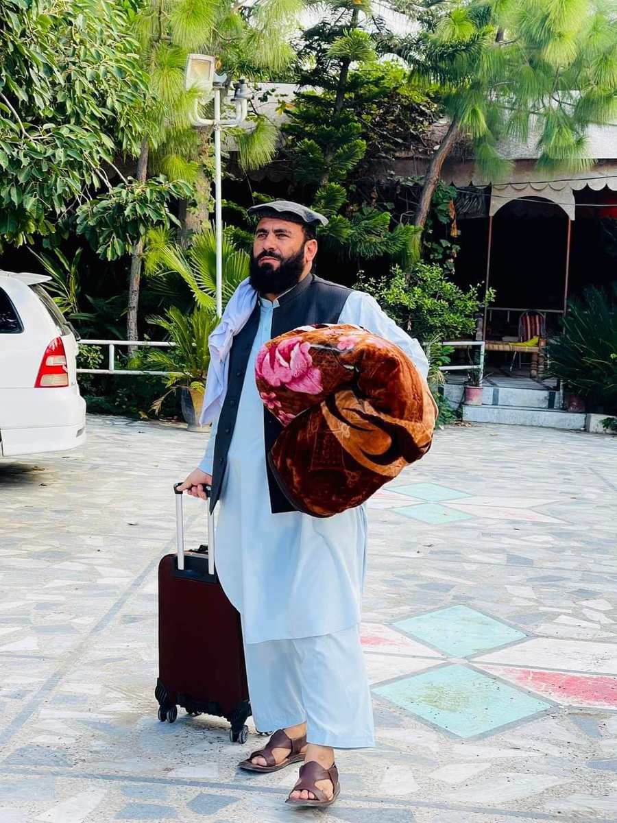 speedy_taj's tweet photo. مولانا خانزېب ته د ممتاز خبره:

تمام پښتون راټول په يو ټغر کړه مولانا
پښتون ورته جمات او هم منبر کړه مولانا

خطبه ورکړه چې مينه د وطن عين ایمان دی
د دين په باريکو ولس خبر کړه مولانا

ودۀ ودۀ ذهنونو ته اذان د شعور وکړه
طاخ طاخ، څراغ څراغ او منور کړه مولانا

يو غږ کړه حيدري چې هر مغرور له برمه پرېوځي
خېبر بس  په پوره معنا خېبر کړه مولانا

ازاد  يې کړه د وخت د جادوګرو له منترو
خواره په ګمراهانو خپل وزر کړه مولانا

طريق د سورپوشانو دې په لاس کښې ذوالفقار شه
ملت‌فروشان واړه در په در کړه مولانا

قامي ماتم چې کله هم کوې نو دا مې عرض دی
يو خپل، بل د شاعر ممتاز ټټر کړه مولانا