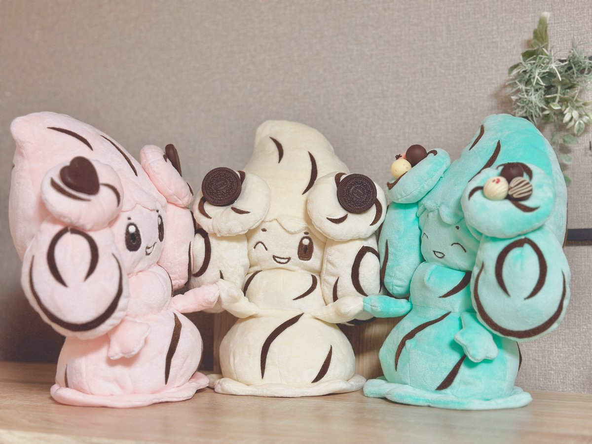 等身大マホイップちゃんぬいぐるみ完成🧁
🩷ルビーショコラ
🤍ミルキィショコラ
💚ミントショコラ

おてて繋げます🤝

#ポケモン手芸部
#ポケモンファンアート
#あれれ～このタグは素敵な作品が見れるぞォ
#Alcremie #マホイップ #마휘핑 #霜奶仙