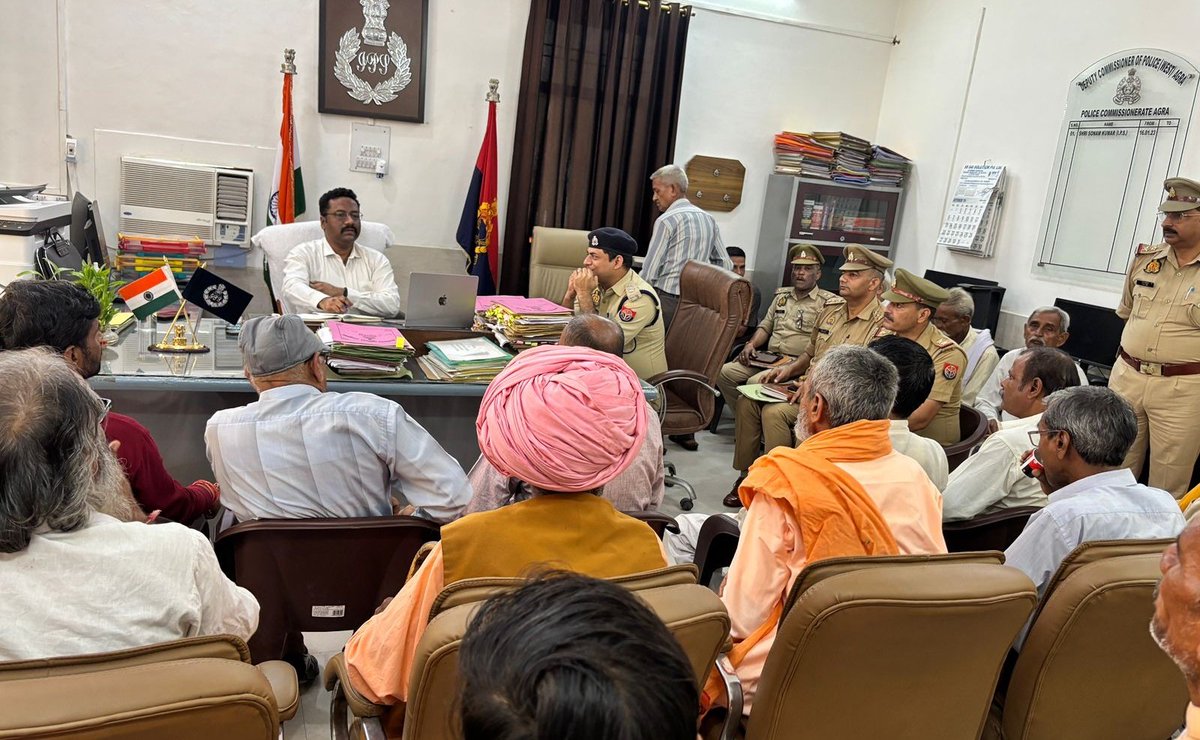 DCPWestAgra's tweet image. #PoliceCommissionerateAgra
आगामी त्योहारों के दौरान शांति, सुरक्षा और कानून-व्यवस्था के दृष्टिगत @DCPWestAgra द्वारा कार्यालय में धर्मगुरुओं/संभ्रांत व्यक्तियों के साथ मीटिंग कर धार्मिक समन्वय, सामाजिक सौहार्द व सामंजस्य से त्योहार मनाने की अपील की गई । 

#PeacefulFestivals