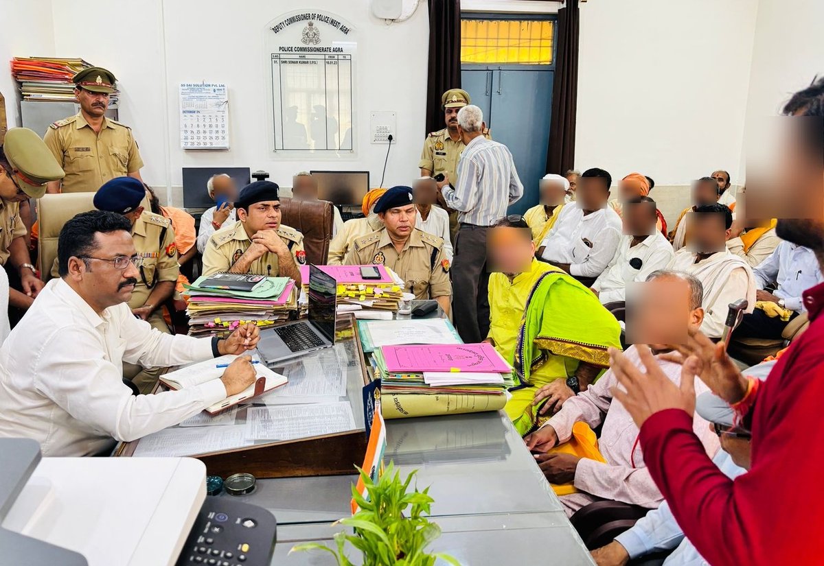 DCPWestAgra's tweet image. #PoliceCommissionerateAgra
आगामी त्योहारों के दौरान शांति, सुरक्षा और कानून-व्यवस्था के दृष्टिगत @DCPWestAgra द्वारा कार्यालय में धर्मगुरुओं/संभ्रांत व्यक्तियों के साथ मीटिंग कर धार्मिक समन्वय, सामाजिक सौहार्द व सामंजस्य से त्योहार मनाने की अपील की गई । 

#PeacefulFestivals