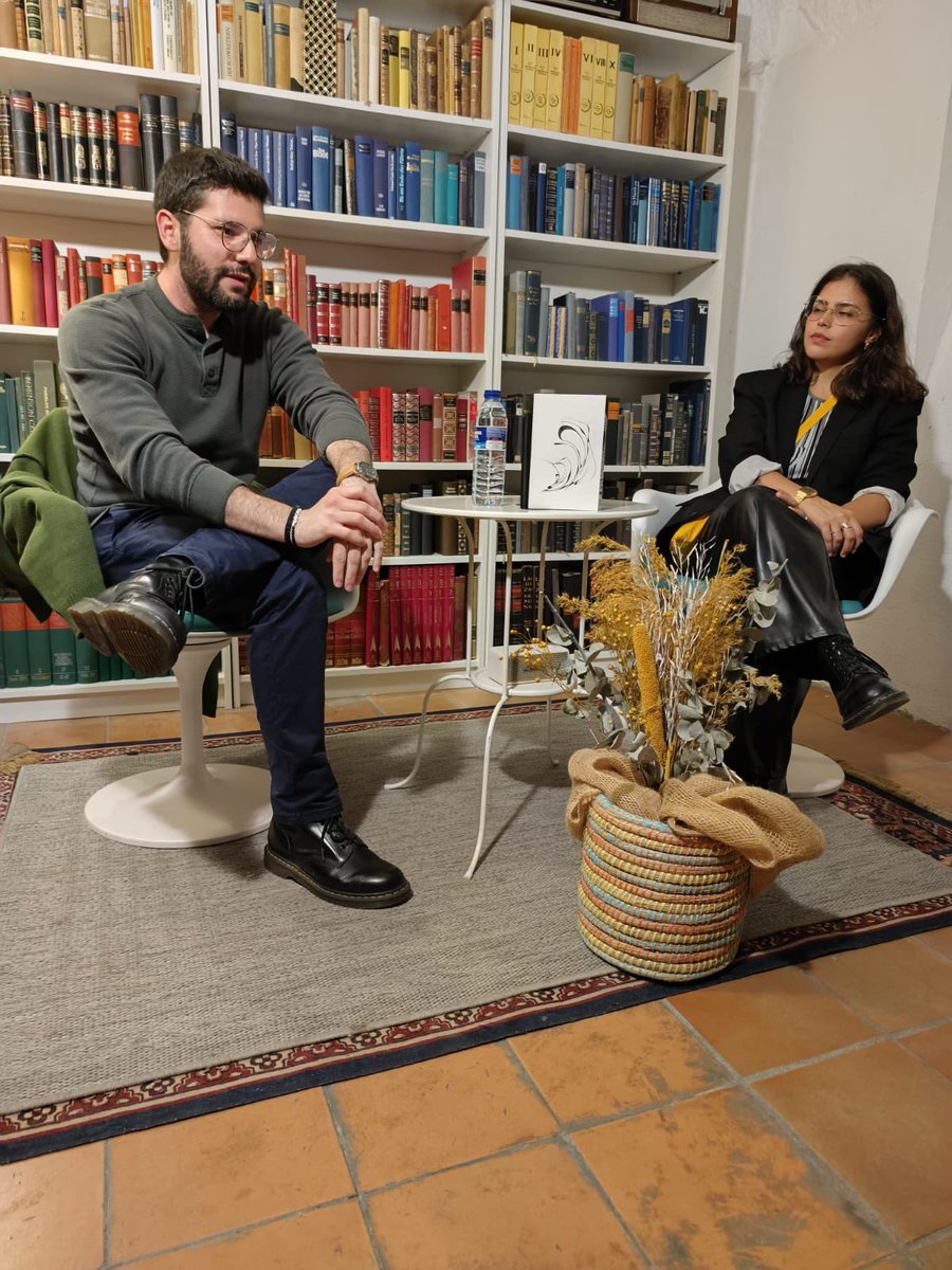Qué gran noche junto a Jacobo Villalobos.

Poder presentar la primera novela de esta editorial con su autor, radicado en Santiago de Chile, ha sido un gran privilegio. 🦻🏽

Y aparte, a gruta literaria rebosante de asistentes.