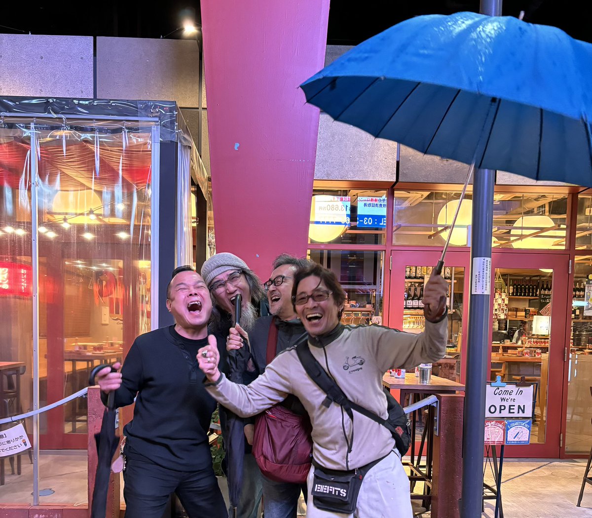 MITCHUNGOOD's tweet photo. 傘は大きい方がええやろ。

写真、解放したから、どんどんシェアして収監してくれ🔥

#LIPCREAM #OUTO
#THRASHTILDEATH
#BLOODYSUMMER https://t.co/3ivnRKnSFd