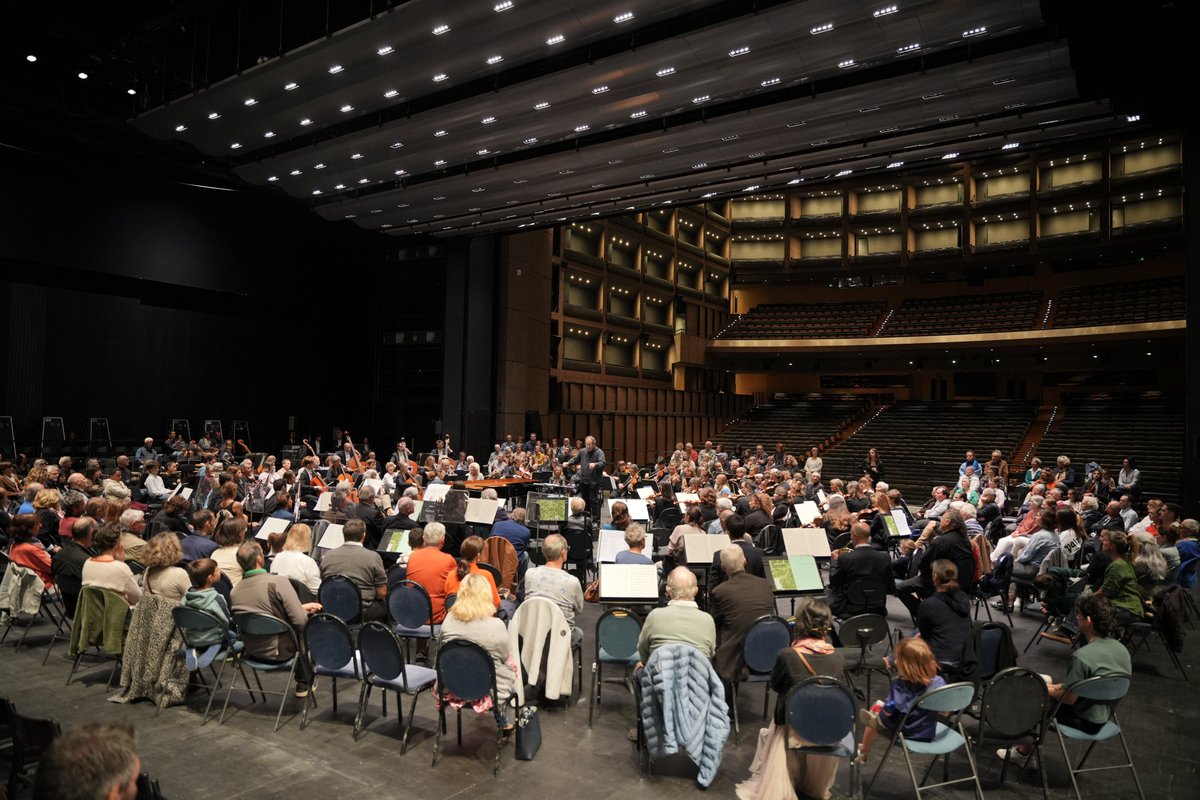 📸 Au cœur de l'Orchestre ✨
Au lendemain du réjouissant concert Éclats de génies, le même concert était proposé en formule immersive : un moment inoubliable toujours apprécié des petits et des grands, invités à s'assoir sur scène au milieu de l'Orchestre dirigé à 360° 💫