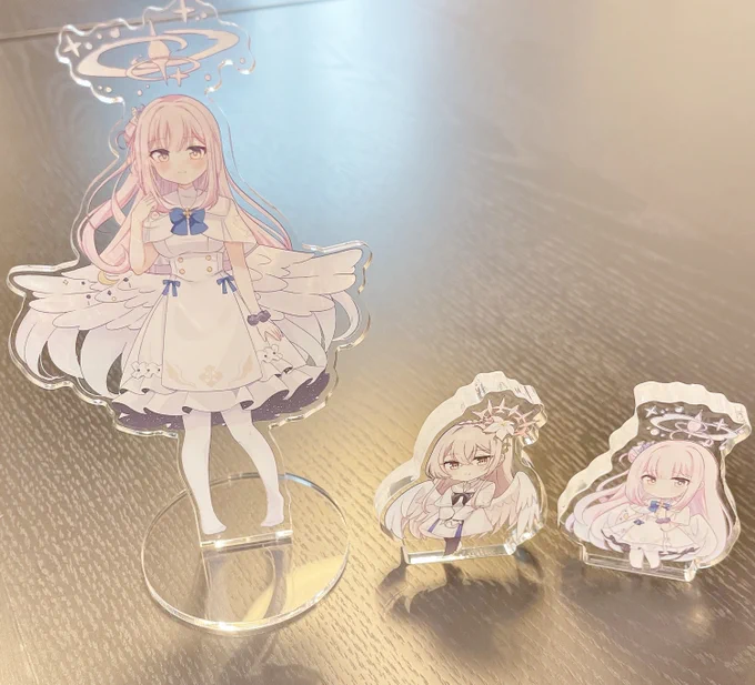 左がアクリルスタンド右がアクリルマスコット、厚さあります!どちらも綺麗で可愛い仕上がりになってます 