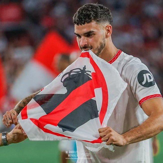 raulalosfc's tweet photo. Gracias a la denuncia del Betis, esta bandera se venderá como churros y colgará de los balcones. https://t.co/bW853cOiAs