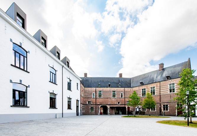 Maak kennis met de Jonge Academie, op 14/10 aan de
<a href="/uhasselt/">Universiteit Hasselt</a> : infomoment voor kandidaat-leden, bekendmaking winnaars call educide, voorstelling #Maja en #AcademicCompass. Schrijf in op jongeacademie.be/evenement/UHas…