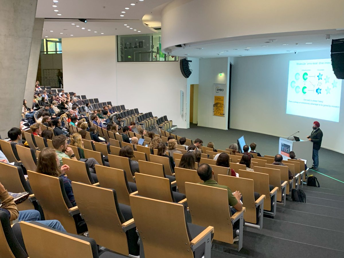 Off to a good start at #EMBOEvoEco✨😀

Yesterday was the first day and <a href="/HarmitMalik/">Harmit S. Malik</a> held the keynote lecture about fitness landscapes in host-virus interactions. 🦠

In the evening the participants had fun at the science pub quiz and the poster session sneak peek 🖼️🍸