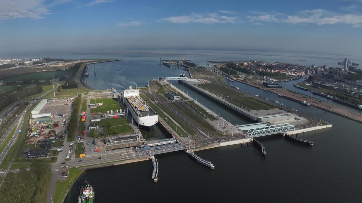 427 meter lang, 55 meter breed en 16,44 meter diep: nu vrijdag opent de 'Nieuwe Sluis' in Terneuzen. Voor de Gentse haven is dat een enorme stap vooruit. Lees meer: stad.gent/nl/gentse-kana…