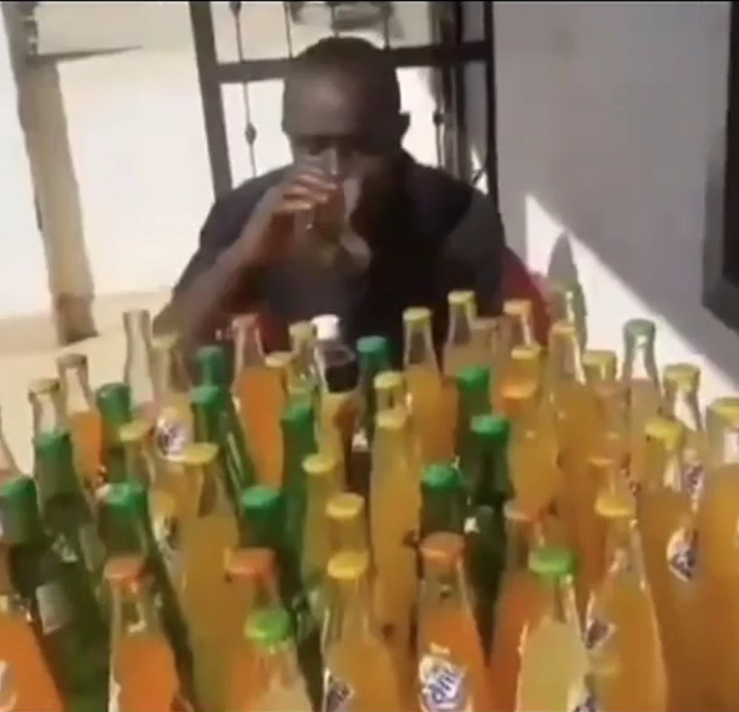 MimiHearts1's tweet photo. Me today at Paradigm getting high on sodas π
#62since62 || #APassLive https://t.co/T0QBTF335l