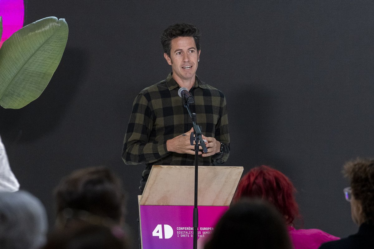 accentobert_'s tweet photo. 💬"Tenim la necessitat urgent de fer una transformació digital democràtica en tots els nivells. Internet ha de ser per a tothom"

- @arnauMonty (@CanodromBCN) aporta el seu granet de sorra a la #Conferència4D amb la seva experiència impulsant tecnologies obertes i democràtiques. https://t.co/I0B6CLUQ6X