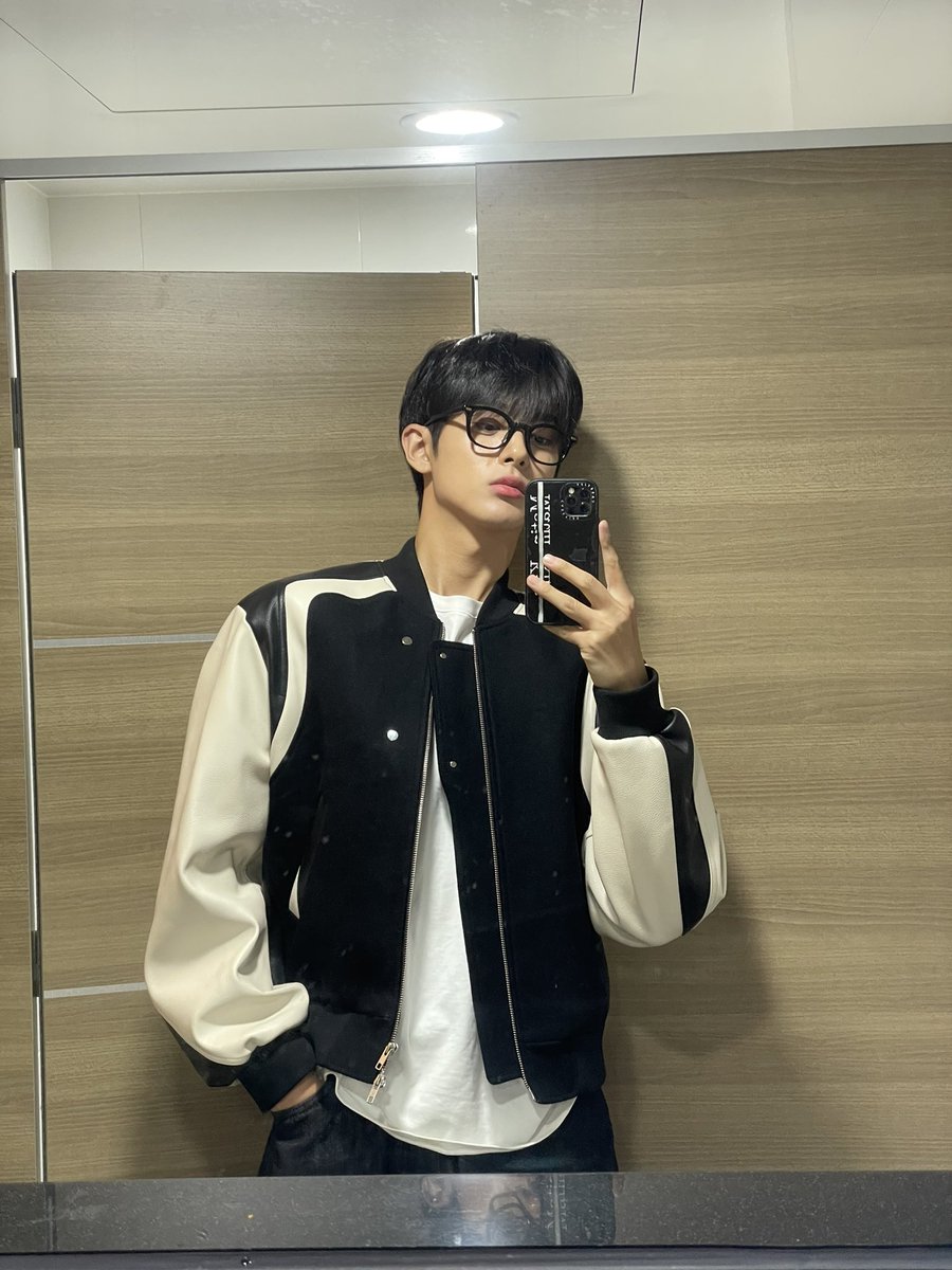 minkyu_0312's tweet photo. 소심한나는 화장실에서만 사진을 찍는다 https://t.co/cABZuG7xVD
