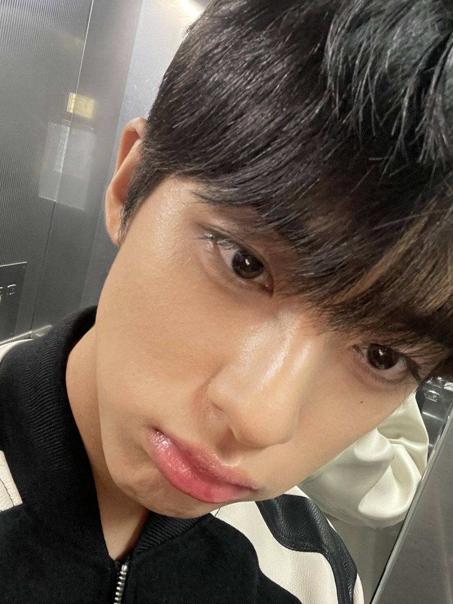 minkyu_0312's tweet photo. 소심한나는 화장실에서만 사진을 찍는다 https://t.co/cABZuG7xVD