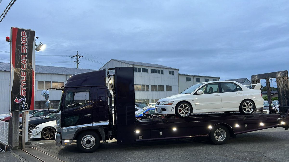 STYLECARSHOP's tweet photo. ⭐︎ご納車紹介⭐︎
ランサーエボリューション
ご納車しました。

今回お乗り換えの際に
数多くある中古車販売店より
弊社のお車をご成約有難う御座いました。

新しいお車で
充実したカーライフをお過ごしください

お客様からのお問い合わせ
ご来店予約お待ちしております。
https://t.co/lVO2nMbZ3L https://t.co/BbImziMeY8